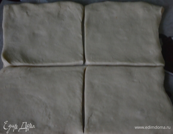 Раскатать тесто, разрезать на квадраты.