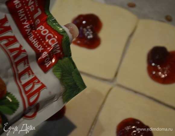 В середину каждого квадрата выдавить клубничный джем ТМ «МахеевЪ».