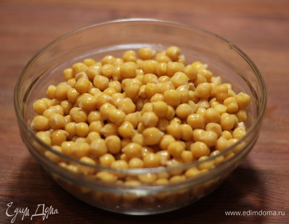 Нут ТМ «Националь» промыть, залить холодной водой и оставить на 8–10 часов. Я всегда замачиваю на ночь. После снова хорошо промыть и отварить в течение 1–1,5 часов до готовности. Остудить. Воду, в которой варился нут (аквафабу), слить в отдельную кружку, она нам пригодится!