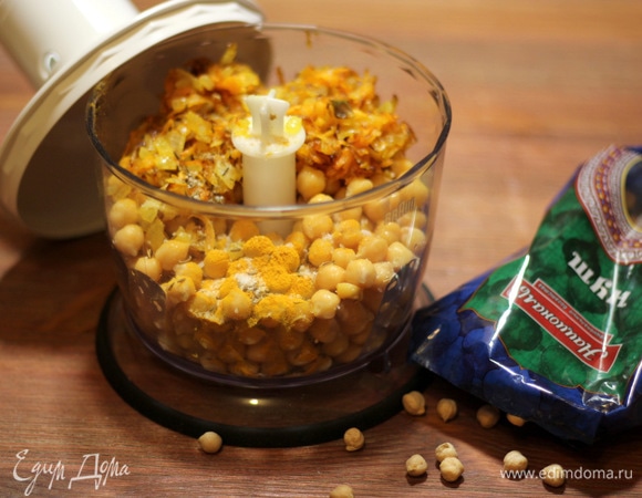 В чашу блендера сложить нут, добавить пассерованные овощи, специи по вкусу. Из специй я добавила куркуму (она дает желтенький цвет), зиру, смесь перцев, соль. Все хорошо измельчить в блендере. В процессе измельчения добавляйте аквафабу (воду, в которой варился нут), она обладает свойствами яичного белка, поможет сделать нутовый фарш вязким и не даст котлеткам разваливаться в процессе жарки.