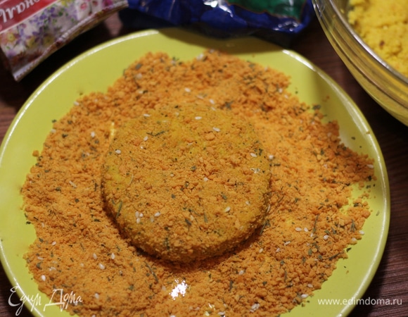 Каждую котлетку хорошо обваливаем в панировочных сухарях, можно добавить кунжут по вкусу.