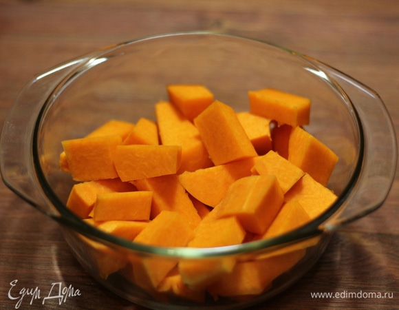 Можно, даже лучше, запечь в духовке минут 30–40, до готовности. Тогда тыква получается более насыщенного вкуса и суховатая. Я поместила в микроволновку на 10 минут. Если готовите в микроволновке, потом обязательно нужно откинуть на дуршлаг, чтобы стекла лишняя жидкость.