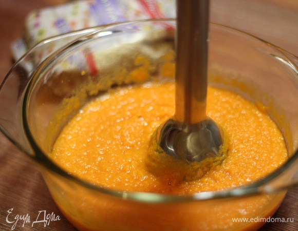 Готовую тыкву измельчить блендером до состояния пюре. Добавить сахар. Можно добавить корицы на кончике ножа.