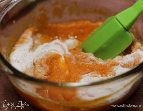Рисовую муку добавлять частями, хорошо промешивая пюре.