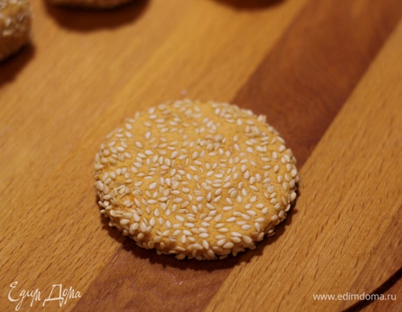Полученный шарик слегка приплюснуть ладонью, получится такой небольшой блинчик.