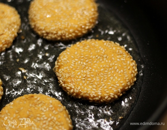 Тыквенные блинчики обжарить на растительном масле по 3–4 минуты с двух сторон до образования карамельной корочки. Выложить на бумажное полотенце, чтобы убрать лишнее масло.