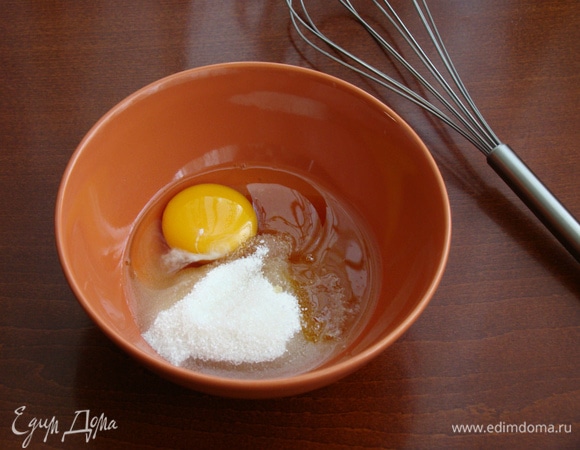 Смешать до однородности в миске сахар, яйцо и мед.
