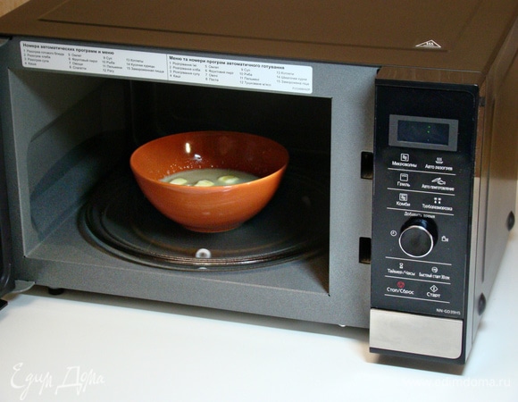 В микроволновой печи с помощью режима «Быстрый старт 30 секунд» довести смесь до горячего состояния. Мне хватило два этапа.