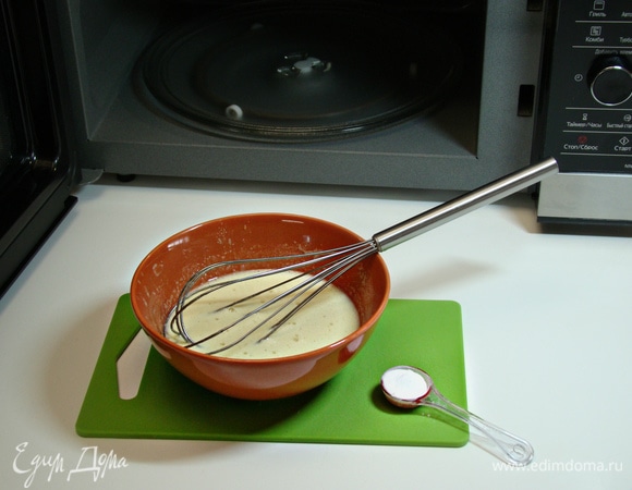 Горячую смесь перемешать, чтобы растопленное сливочное масло равномерно смешалось с ингредиентами.