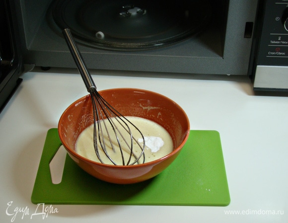 В горячую смесь всыпать соду и тщательно перемешать.