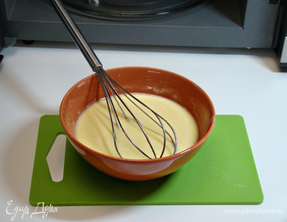 Смесь посветлеет и увеличится в объеме. Ее нужно остудить в течение 10 минут.