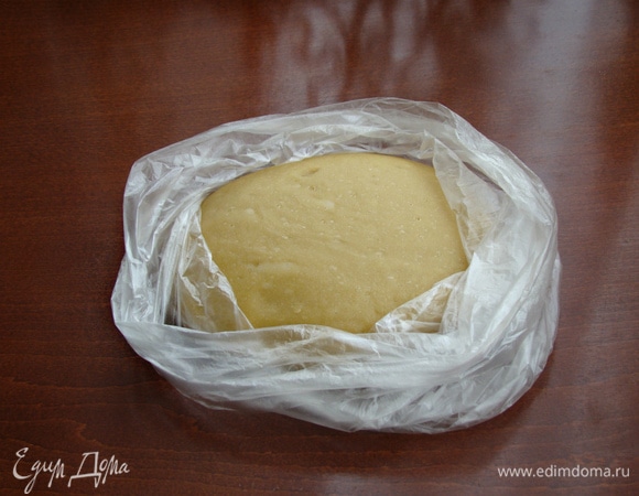 Готовое тесто завернуть в пленку и положить в холодильник на два часа.