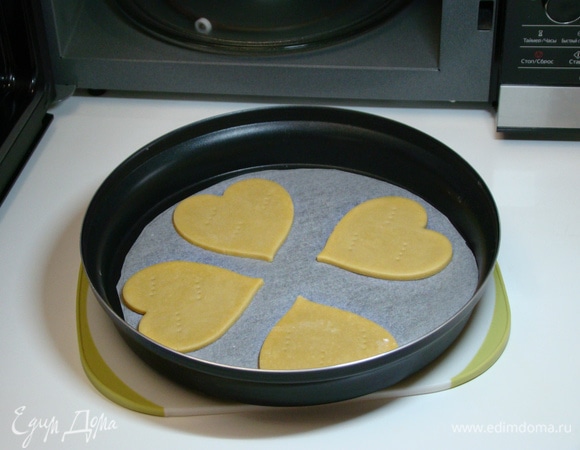 Спустя два часа тесто раскатать в пласт толщиной 3 мм и вырезать любую форму пирожных. Поместить в емкость комплекта Steam Plus Pot, наколоть вилкой и в режиме «Микроволны» при мощности 1000 Вт выпекать в течение 2,5 минут.