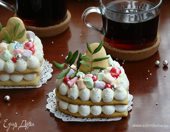 Для крема в миске взбить сливки, сливочный сыр, щепотку ванилина и сахарную пудру в устойчивую массу. Крем переложить в кондитерский мешок и отсадить на остывшие медовые заготовки. Украсить по своему вкусу.