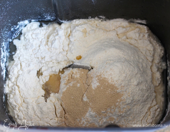 Выставить в хлебопечи режим «Пицца». Воду взять очень теплую. Соединить все ингредиенты, дрожжи можно засыпать как в диспенсер, так и прямо в дежу.