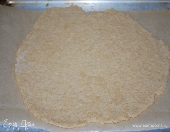 Раскатайте тесто (на свое усмотрение, если хотите более тонкое тесто — тоньше, если нет — толще).