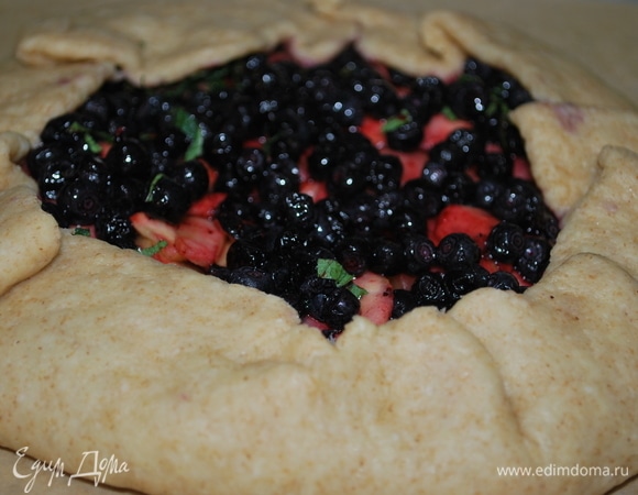 Края теста хорошо подверните, чтобы сок из начинки не вытекал, и поставьте выпекаться в разогретую духовку. Я выпекала при температуре 180°C 30 минут.