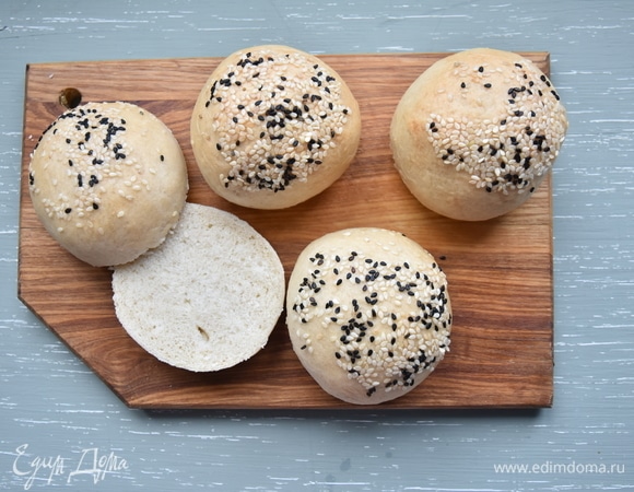 Выпекать булочки до готовности в духовке, разогретой до 200°C, минут 20–25.