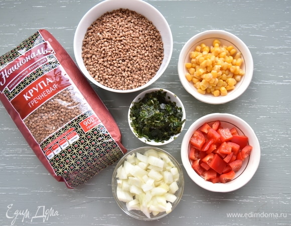 Для постных котлет подготовить продукты. Наполнение может быть различным. К ним можно добавить грибы, стручковую фасоль, сельдерей, морковь и т. д.