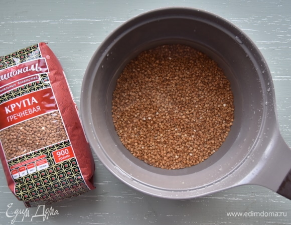 Стакан гречневой крупы ТМ «Националь» залить двумя стаканами воды, добавить соль и отварить крупу до готовности.