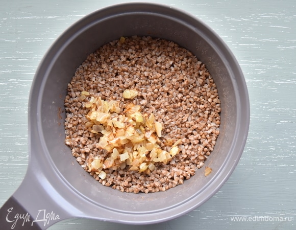 Добавить к готовой крупе обжаренный на подсолнечном масле репчатый лук и погружным блендером измельчить. Текстура массы для котлет может быть однородной или с вкраплениями цельного зерна.