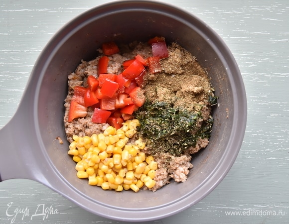 Остальные компоненты добавить вместе с солью, специями и вмешать в гречку.