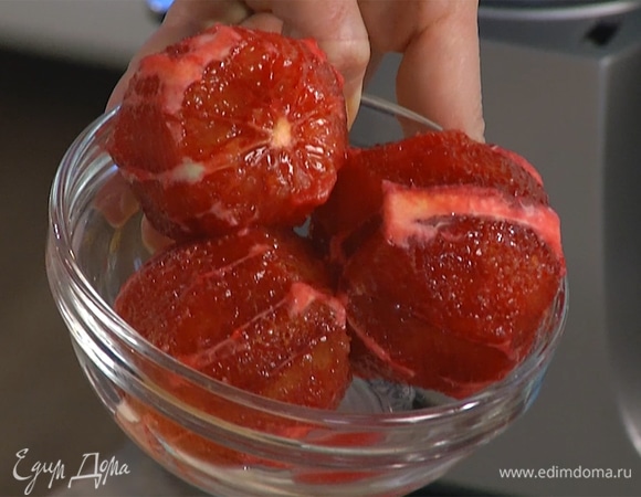 С трех апельсинов снять цедру и вмешать в яйца с йогуртом.