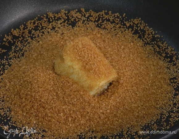 Растопить в сковороде сливочное масло, всыпать коричневый сахар и прогревать на небольшом огне, пока не получится жидкая карамель.