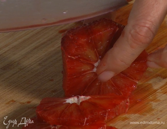 Все апельсины почистить, нарезать кружками и удалить косточки.