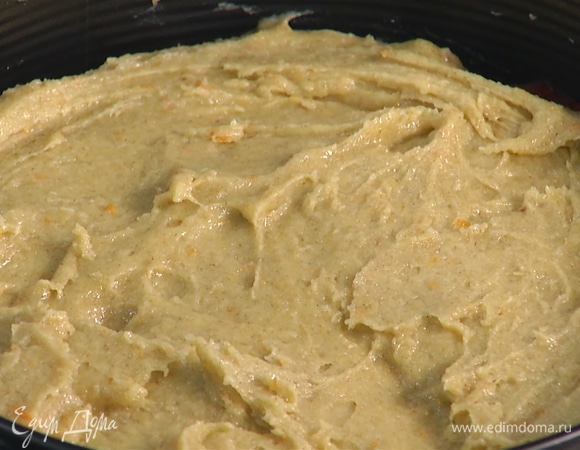 Выпекать пирог в разогретой духовке в течение 35–45 минут.