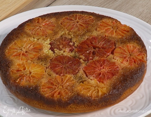 Готовый пирог перед подачей перевернуть апельсинами вверх.