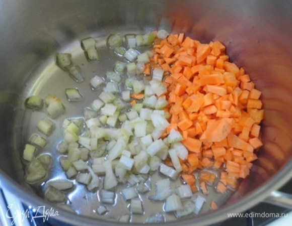 Морковь и сельдерей нарезаем мелкимим кубиками и обжариваем 3 минуты на растительном масле прямо в кастрюле, в которой будем варить суп.