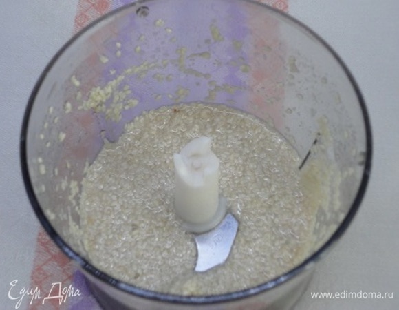 Кунжут подсушить на сковороде без масла и измельчить блендером с 4 ст. л. воды.