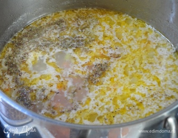 Добавить кунжут к маслу. Посолить, поперчить. По желанию добавить орегано. Довести до кипения, отключить нагрев и дать настояться минут 10–15.