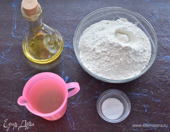 Подготовить необходимые продукты для приготовления теста. Муку предварительно просеять через мелкое сито.