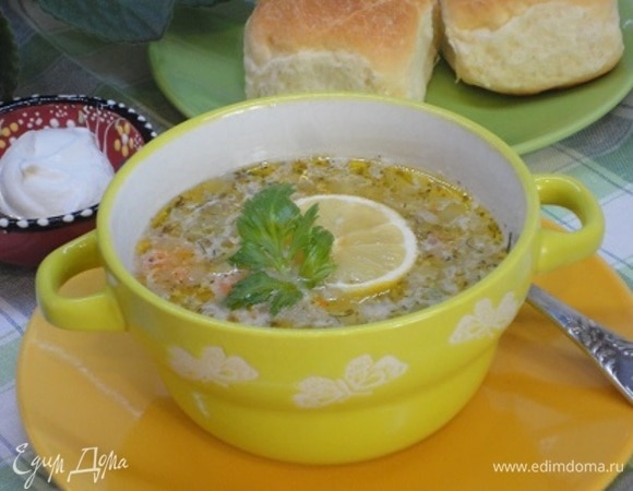 Постный суп подаем с кусочком лимона или лимонным соком и зеленью.