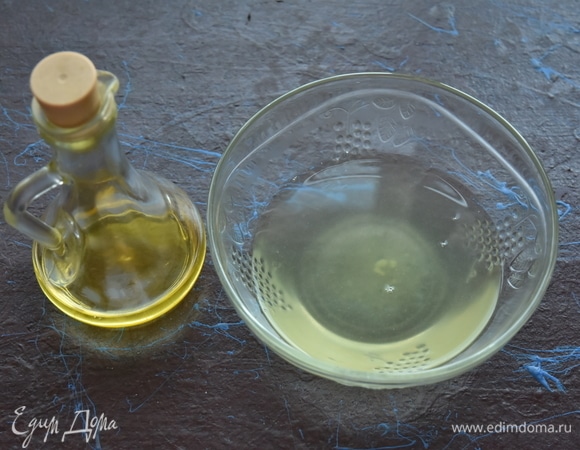 В картофельный отвар всыпать соль и влить подсолнечное масло.