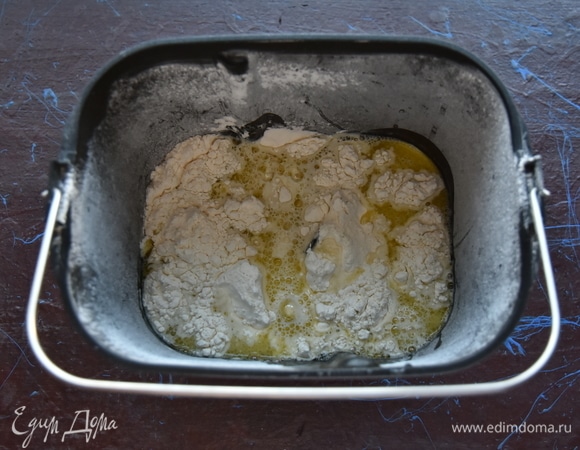 В контейнер всыпать подготовленную муку и добавить жидкие ингредиенты.