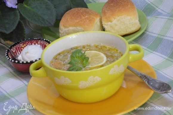 В непостном варианте суп подается со сметаной.
