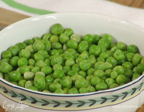 Зеленый горошек предварительно разморозить.