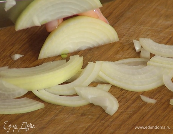 Лук почистить и нарезать тонкими полукольцами.