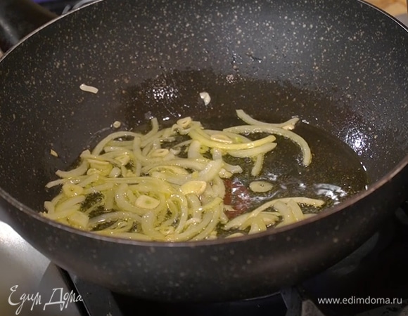Разогреть в глубокой тяжелой сковороде оливковое масло и обжарить лук и чеснок до прозрачности.