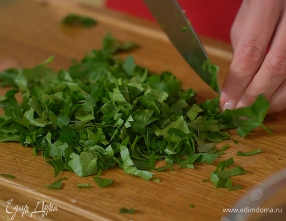 Петрушку крупно порезать.