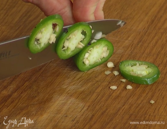 Перец чили нарезать тонкими кольцами и добавить в сковороду.