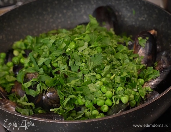 Всыпать к овощам мидии, влить вино, накрыть крышкой и уменьшить огонь. Когда все створки раскроются, добавить размороженный зеленый горошек и петрушку, все перемешать и тушить под крышкой еще 5 минут.