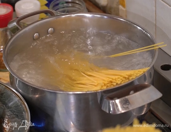 Спагетти отваривать в подсоленной воде на 1–2 минуты меньше, чем указано на упаковке, затем воду слить.