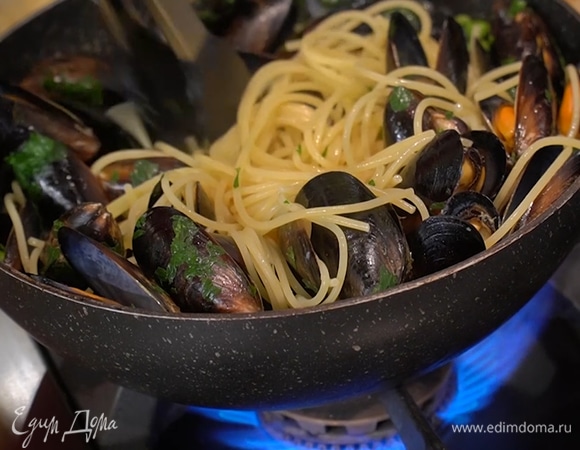 Выложить спагетти в сковороду с мидиями, увеличить огонь и все перемешать. Через минуту снять с плиты, подавать в большой тарелке.