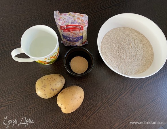 Подготавливаем ингредиенты. Растворяем дрожжи в теплой воде, добавив сахар. Картофель чистим и натираем на терке (я терла на мелкой).