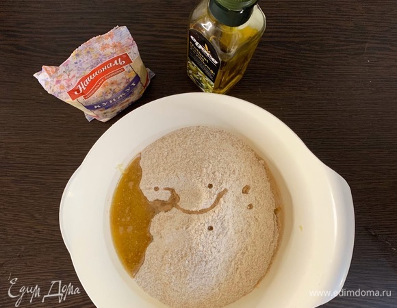 Смешиваем тертый картофель, муку (я использовала цельнозерновую), соль и оливковое масло с растворенными дрожжами. Замешиваем тесто.