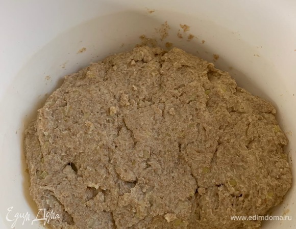 Тесто ставим подходить в теплое место примерно на 45–50 минут.